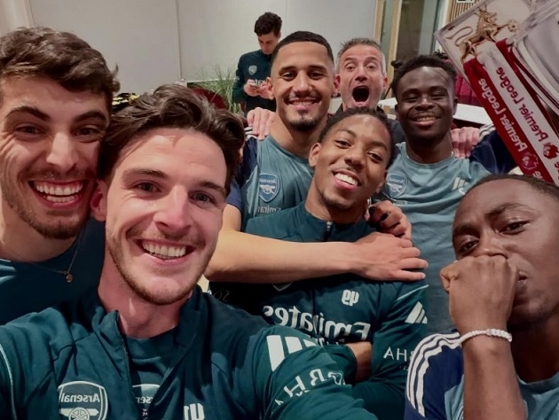 Các cầu thủ Arsenal ăn mừng sau chức vô địch.