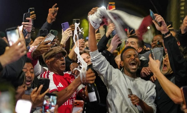 Ảnh bài viết Arsenal vô địch, Ian Wright bật champagne ăn mừng