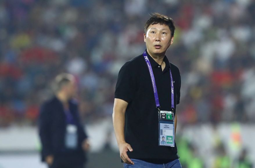 HLV Kim Sang-sik phải có những tính toán kỹ lưỡng.