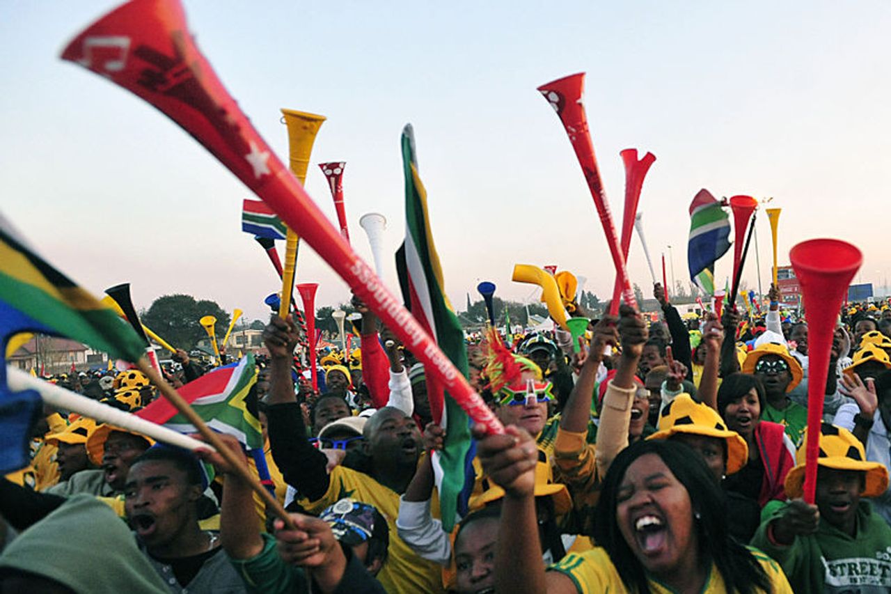 Tiếng vuvuzela kéo cả thế giới vào Nam Phi.