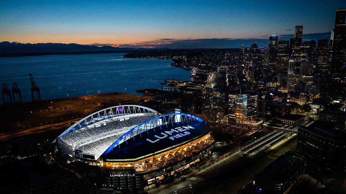 Tổng quan sân vận động Lumen Field, nhìn từ trên cao vào ban đêm.