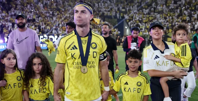 Ảnh bài viết Ronaldo hòa nhịp cùng fan ăn mừng chức vô địch của Al-Nassr