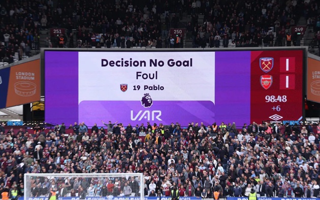 VAR từ chối bàn thắng của West Ham.