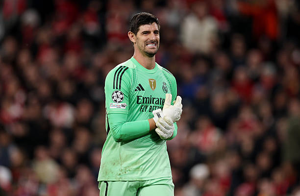 Courtois nên đeo băng đội trưởng.