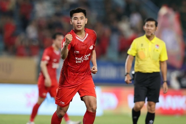 Xuân Tiến có một pha volley thành bàn tuyệt đẹp.