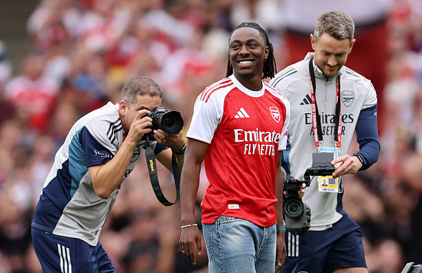 Eze trở thành nhà vô địch Ngoại Hạng Anh ngay sau khi gia nhập Arsenal.