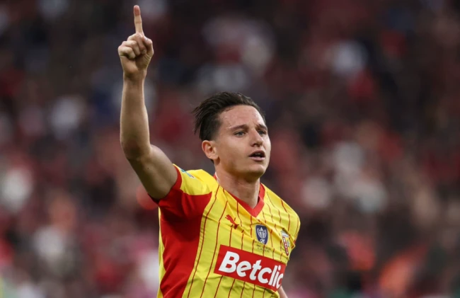 Thauvin ghi bàn cho Lens.