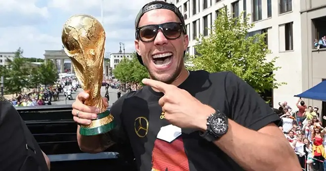 Podolski chính thức nói lời chia tay sân cỏ.