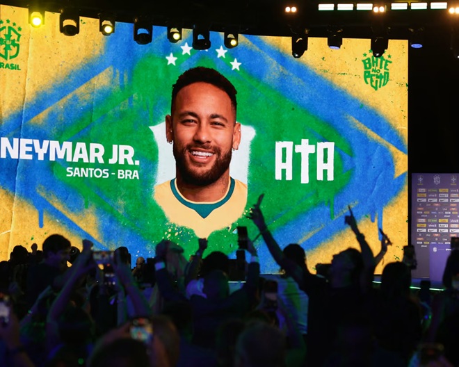 Khán phòng hò reo khi tên Neymar được xướng lên.