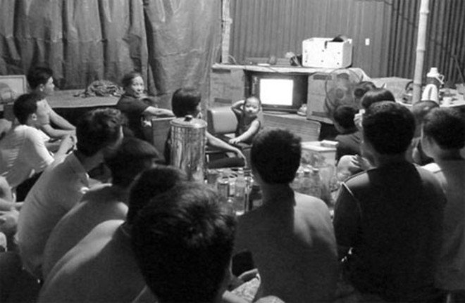 Cả xóm nhỏ cùng sống trong ngày hội bóng đá.