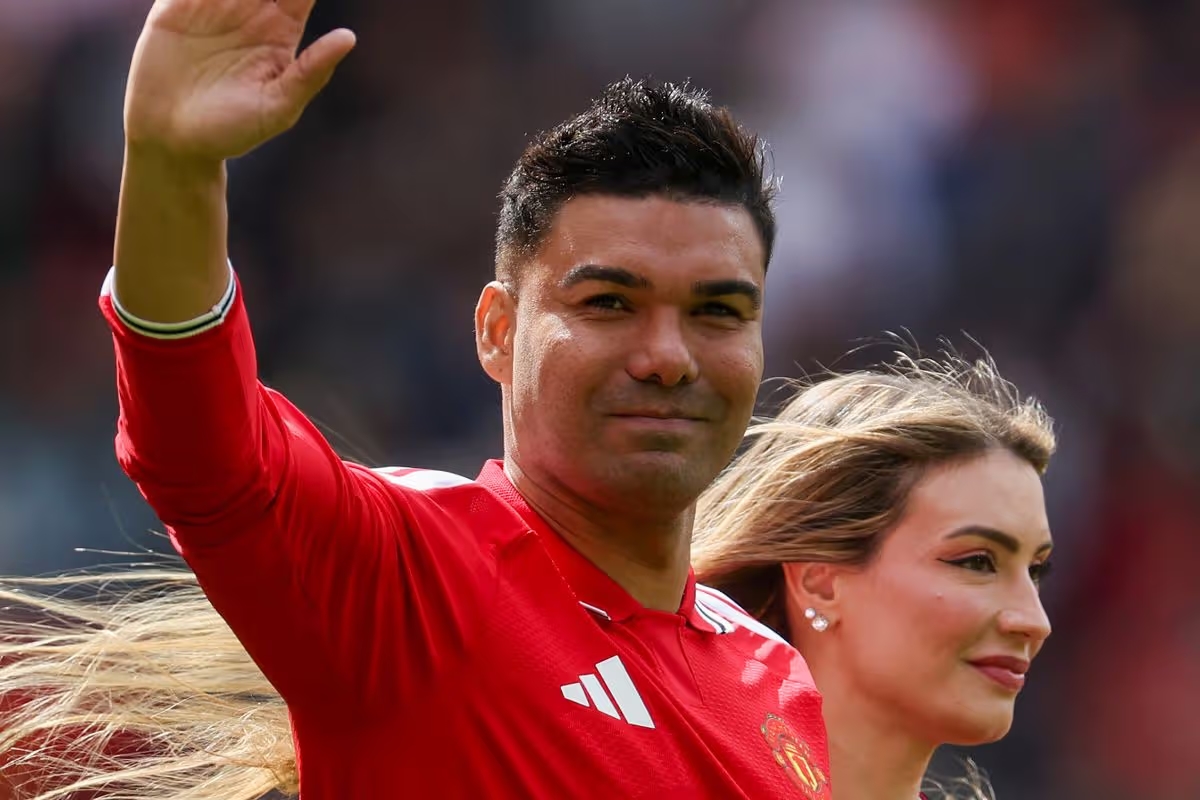 Casemiro và vợ Anna Mariana nói lời tạm biệt người hâm mộ tại Old Trafford sau chiến thắng của Man Utd trước Forest.