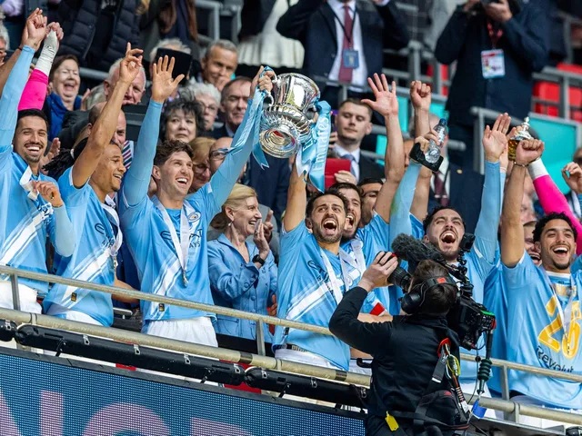 Bernardo Silva và John Stones sẽ chia tay Man City.