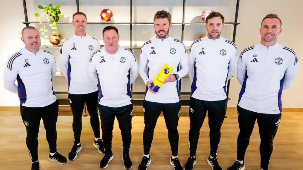 Man Utd xác nhận giữ chân thành công ê-kíp trợ lý của Michael Carrick.