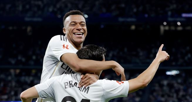 Mbappe cũng lập công.
