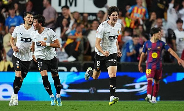 Valencia ngược dòng hạ Barcelona trên sân nhà.