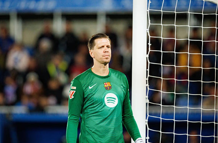 Wojciech Szczesny (6.4): Thủ thành người Ba Lan cho thấy phản xạ tương đối ổn định trong những pha dứt điểm từ xa của đối phương. Dù có một vài tình huống băng ra ngoài vòng cấm để giải nguy kịp thời, anh vẫn không thể cứu vãn được ba bàn thua trước những cú dứt điểm quá hiểm hóc từ phía Valencia.

Eric Garcia (7.1): Thi đấu chắc chắn ở vị trí hậu vệ phải với những pha đánh chặn hiệu quả và khả năng luân chuyển bóng nhịp nhàng. Anh là điểm sáng hiếm hoi nơi hàng phòng ngự nhờ sự điềm tĩnh trong các pha tranh chấp. Việc Garcia bị thay ra sau đó đã khiến hành lang cánh của Barca trở nên mong manh hơn.

Ronald Araujo (6.4): Thủ quân người Uruguay có hiệp một xuất sắc với tỉ lệ chuyền bóng chính xác lên tới 98% và nhiều pha tắc bóng giải nguy quan trọng. Tuy nhiên, việc anh phải rời sân ngay sau giờ nghỉ đã để lại khoảng trống quá lớn nơi trung tâm hàng thủ, trực tiếp dẫn đến sự sụp đổ của đội nhà.

Gerard Martin (6.3): Chơi nỗ lực bất chấp chấn thương vùng mặt gặp phải trong hiệp một. Martin duy trì được sự tập trung khá tốt ở giai đoạn đầu trận, nhưng về cuối trận, anh bắt đầu bộc lộ sự lúng túng và không thể duy trì vị trí cần thiết để ngăn chặn các đợt hãm thành của đối thủ.

Alejandro Balde (6.3): Tích cực dâng cao hỗ trợ tấn công và suýt ghi tên mình lên bảng điện tử trong hiệp một. Mặc dù tạo ra nhiều sức ép bên hành lang cánh trái, nhưng trong khâu phòng ngự, Balde đã có một hiệp hai đáng quên khi để các chân sút Valencia khai thác khoảng trống quá dễ dàng.

Marc Bernal (5.8): Một trận đấu đầy khó khăn của tiền vệ trẻ này. Dù chơi ổn định trong vai trò điều tiết ở hiệp một, anh lại có pha vào bóng thiếu chính xác dẫn đến thẻ vàng và dần đánh mất quyền kiểm soát khu trung tuyến vào tay đối phương trong hiệp thi đấu thứ hai.

Gavi (6.2): Thi đấu nhiệt huyết như thường lệ và tích cực lùi sâu để hỗ trợ hệ thống phòng ngự. Tuy nhiên, tầm ảnh hưởng của Gavi lên lối chơi chung không thực sự rõ nét. Anh gặp khó khăn trong việc tạo ra những đường chuyền mang tính đột biến để xuyên phá hàng thủ lùi sâu của Valencia.

Ferran Torres (6.6): Hoạt động năng nổ trong ngày gặp lại đội bóng cũ và chính là người tung cú dứt điểm dẫn đến bàn mở tỉ số của Lewandowski. Dù thi đấu xông xáo và tích cực tham gia pressing, Torres vẫn thiếu đi sự sắc bén cần thiết để tự mình ghi bàn trong những cơ hội thuận lợi.

Dani Olmo (6.9): Di chuyển thông minh giữa các tuyến và là sợi dây liên kết chính trên hàng công. Olmo cho thấy nhãn quan chiến thuật tốt với những pha tỉa bóng đầy ý đồ, nhưng sự thiếu hiệu quả của các đồng đội xung quanh khiến nỗ lực của anh không mang lại kết quả như ý.

Marcus Rashford (6.2): Tận dụng tốc độ để gây áp lực nhưng thường xuyên gặp vấn đề ở những nhịp xử lý cuối cùng. Việc để mất bóng quá nhiều lần khiến Rashford không thể tạo ra sự đột biến thực sự và khiến các đợt phản công của Barcelona dễ dàng bị đối phương bẻ gãy.

Robert Lewandowski (7.3): Kết thúc chặng đường tại Barcelona bằng một pha lập công đầy bản năng. Lewandowski cho thấy đẳng cấp của một sát thủ với tình huống đệm bóng nhạy bén, đồng thời là cầu thủ chơi nỗ lực nhất trên hàng công trong ngày chia tay.