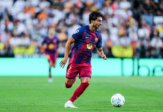 Ferran Torres (6.6): Hoạt động năng nổ trong ngày gặp lại đội bóng cũ và chính là người tung cú dứt điểm dẫn đến bàn mở tỉ số của Lewandowski. Dù thi đấu xông xáo và tích cực tham gia pressing, Torres vẫn thiếu đi sự sắc bén cần thiết để tự mình ghi bàn trong những cơ hội thuận lợi.

Dani Olmo (6.9): Di chuyển thông minh giữa các tuyến và là sợi dây liên kết chính trên hàng công. Olmo cho thấy nhãn quan chiến thuật tốt với những pha tỉa bóng đầy ý đồ, nhưng sự thiếu hiệu quả của các đồng đội xung quanh khiến nỗ lực của anh không mang lại kết quả như ý.

Marcus Rashford (6.2): Tận dụng tốc độ để gây áp lực nhưng thường xuyên gặp vấn đề ở những nhịp xử lý cuối cùng. Việc để mất bóng quá nhiều lần khiến Rashford không thể tạo ra sự đột biến thực sự và khiến các đợt phản công của Barcelona dễ dàng bị đối phương bẻ gãy.

Robert Lewandowski (7.3): Kết thúc chặng đường tại Barcelona bằng một pha lập công đầy bản năng. Lewandowski cho thấy đẳng cấp của một sát thủ với tình huống đệm bóng nhạy bén, đồng thời là cầu thủ chơi nỗ lực nhất trên hàng công trong ngày chia tay.