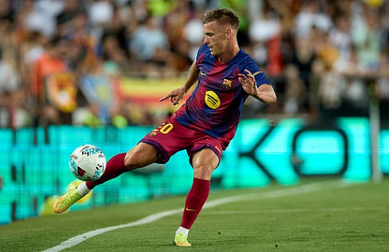 Dani Olmo (6.9): Di chuyển thông minh giữa các tuyến và là sợi dây liên kết chính trên hàng công. Olmo cho thấy nhãn quan chiến thuật tốt với những pha tỉa bóng đầy ý đồ, nhưng sự thiếu hiệu quả của các đồng đội xung quanh khiến nỗ lực của anh không mang lại kết quả như ý.

Marcus Rashford (6.2): Tận dụng tốc độ để gây áp lực nhưng thường xuyên gặp vấn đề ở những nhịp xử lý cuối cùng. Việc để mất bóng quá nhiều lần khiến Rashford không thể tạo ra sự đột biến thực sự và khiến các đợt phản công của Barcelona dễ dàng bị đối phương bẻ gãy.

Robert Lewandowski (7.3): Kết thúc chặng đường tại Barcelona bằng một pha lập công đầy bản năng. Lewandowski cho thấy đẳng cấp của một sát thủ với tình huống đệm bóng nhạy bén, đồng thời là cầu thủ chơi nỗ lực nhất trên hàng công trong ngày chia tay.