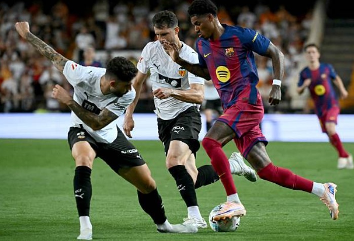 Marcus Rashford (6.2): Tận dụng tốc độ để gây áp lực nhưng thường xuyên gặp vấn đề ở những nhịp xử lý cuối cùng. Việc để mất bóng quá nhiều lần khiến Rashford không thể tạo ra sự đột biến thực sự và khiến các đợt phản công của Barcelona dễ dàng bị đối phương bẻ gãy.

Robert Lewandowski (7.3): Kết thúc chặng đường tại Barcelona bằng một pha lập công đầy bản năng. Lewandowski cho thấy đẳng cấp của một sát thủ với tình huống đệm bóng nhạy bén, đồng thời là cầu thủ chơi nỗ lực nhất trên hàng công trong ngày chia tay.