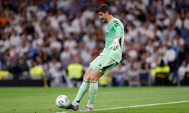 Thibaut Courtois -  6.4 điểm: Một ngày thi đấu tương đối nhàn nhã của thủ thành người Bỉ. Dù phải vào lưới nhặt bóng hai lần, Courtois không mắc lỗi trực tiếp trong các bàn thua. Anh chủ yếu đóng vai trò chỉ huy hàng thủ.

Dani Carvajal – 7.5 điểm: Người thủ quân huyền thoại đã có lời chia tay không thể ngọt ngào hơn. Carvajal chơi xông xáo, trực tiếp kiến tạo cho Gonzalo Garcia mở tỷ số. Khi rời sân ở những phút cuối, anh nhận được sự tri ân nồng nhiệt từ toàn bộ khán đài Bernabeu.


Raul Asencio - 6.6 điểm Asencio cho thấy những tín hiệu tích cực về mặt tâm lý và khả năng đọc tình huống. Đây là màn trình diễn đầy hứa hẹn cho tương lai của anh tại CLB.


Jude Bellingham - 7.5 điểm Ngôi sao người Anh tiếp tục chứng minh đẳng cấp với một cú volley cháy lưới đối phương ngay trong hiệp một. Bellingham là nguồn năng lượng vô tận, kết nối hoàn hảo giữa các tuyến.


Thiago Pitarch - 7.3 điểm: Phát hiện thú vị của Real Madrid mùa này. Tài năng trẻ sinh năm 2007 đã có một ngày thi đấu bùng nổ với hai đường kiến tạo thành bàn cho Bellingham và Brahim Diaz.


Federico Valverde - 7.0 điểm: Trở lại vai trò thủ lĩnh khu trung tuyến, tiền vệ người Uruguay vẫn duy trì sự bền bỉ và tinh thần chiến đấu quật khởi. Valverde là "máy quét" quan trọng giúp Real kiểm soát hoàn toàn nhịp độ trận đấu.


Gonzalo Garcia - 7.7 điểm: Là người mở điểm cho đội chủ nhà với một pha dứt điểm tinh tế. Garcia cho thấy bản năng sát thủ đáng gờm.


Kylian Mbappe - 7.5 điểm: Chân sút người Pháp đã tìm lại cảm giác ghi bàn đúng lúc trước thềm World Cup. Một pha lập công đẳng cấp giúp Mbappe giải tỏa áp lực và khẳng định vị thế ngôi sao số một trên hàng công.


Franco Mastantuono - 7.1 điểm: Ngôi sao trẻ người Argentina trải qua những phút giây thi đấu chững chạc. Mastantuono chứng minh được tiềm năng của mình thông qua những pha xử lý kỹ thuật.