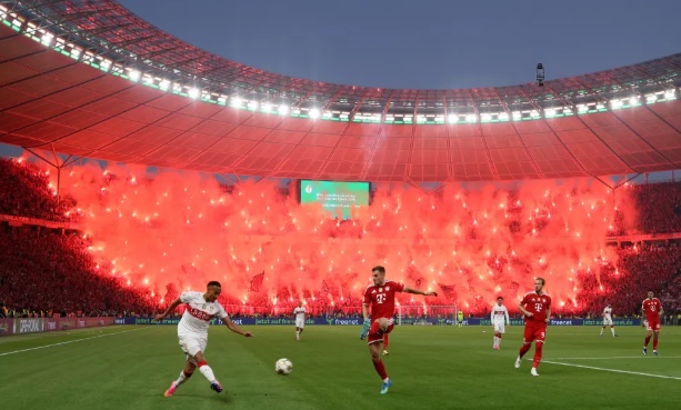 Trận đấu của Bayern và Stuttgart tràn ngập trong khói.