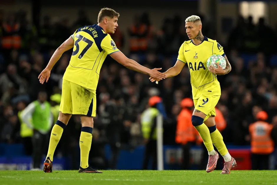 Tottenham được đánh giá có cơ hội trụ hạng cao hơn West Ham.