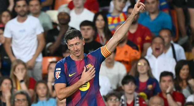 Ngôi sao Ba Lan lọt top 10 chân sút vĩ đại nhất lịch sử Barca.