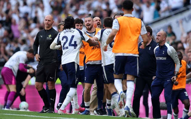 Tottenham vỡ òa vì bàn thắng mở tỷ số.