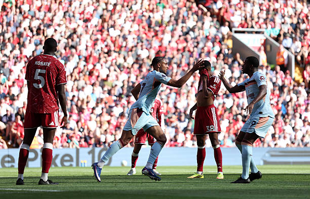 Brentford đã phá hỏng màn chia tay của Salah và Robertson.