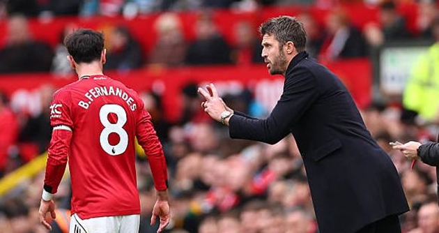 Michael Carrick tin rằng Bruno Fernandes sẽ ở lại Manchester United.