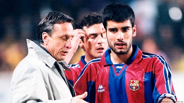 Johan Cruyff truyền đạt triết lý bóng đá cho cậu học trò Guardiola.