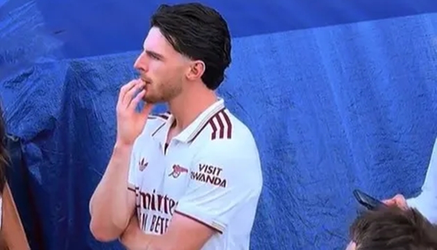 Declan Rice hồi hộp theo dõi kết quả cuộc đua trụ hạng.