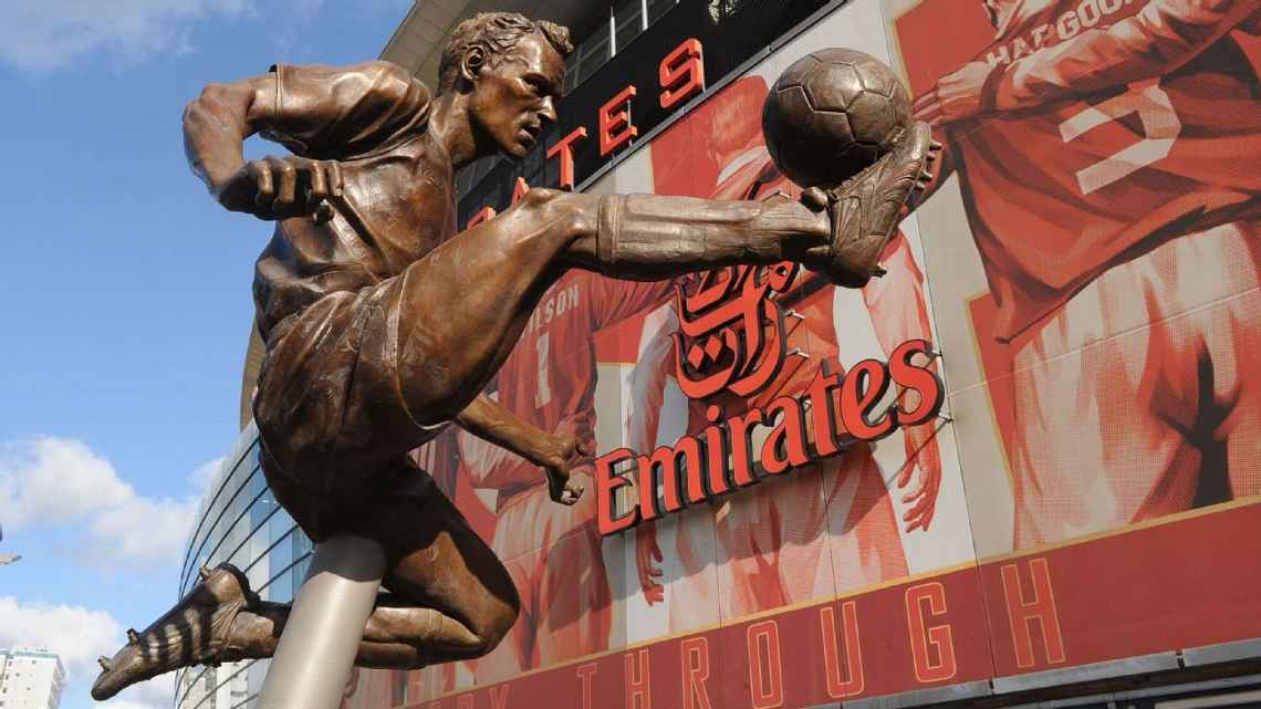 Bergkamp được Arsenal dựng tượng.