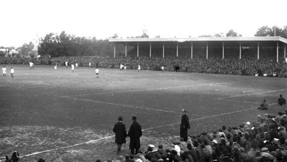 Vượt qua nhiều khó khăn của giai đoạn khủng hoảng kinh tế toàn cầu, World Cup 1930 đã được tổ chức và làm nền tảng cho các giải đấu sau này.