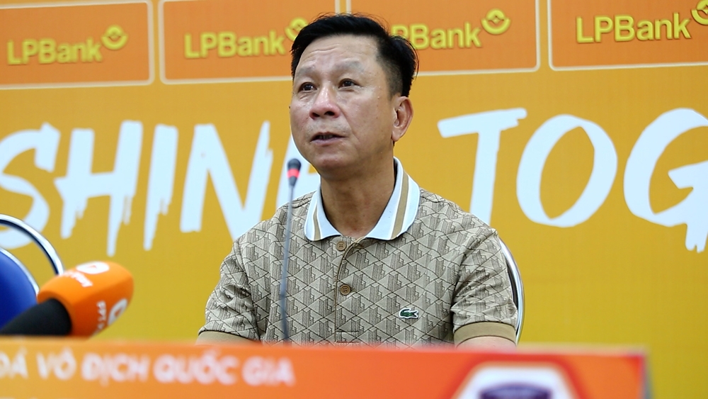 Huấn luyện viên Văn Sỹ Sơn không hài lòng với án phạt từ VFF. Ảnh: SLNA FC.