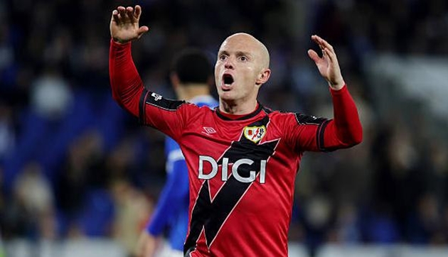 Isi Palazon là ngôi sao đáng chú ý của Rayo Vallecano.