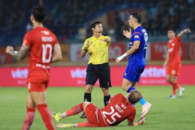 Ảnh bài viết VFF treo còi trọng tài Trần Ngọc Nhớ vì thổi phạt đền tưởng tượng