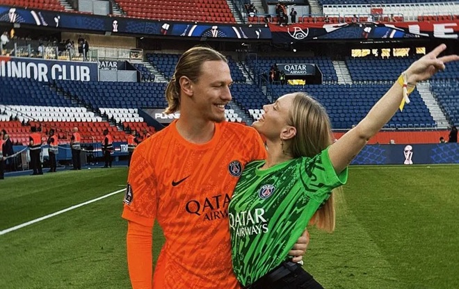 Thủ thành Matvey Safonov và vợ.