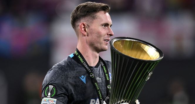 Dean Henderson (7.6/10 điểm): Dù Rayo kiểm soát bóng nhiều, thủ môn của Palace thực tế lại có rất ít việc phải làm - ngoại trừ việc nâng cao chiếc cúp vô địch ở cuối trận.

Jaydee Canvot (7.5/10): Mắc một sai lầm lớn trong hiệp một khi xử lý lóng ngóng trong nỗ lực để bóng đi hết đường biên ngang - nhưng tình huống đó không bị trừng phạt và anh đã chơi rất chắc chắn trong phần còn lại của trận đấu.

Maxence Lacroix (7.6/10): Một màn trình diễn vượt trội từ hậu vệ xuất sắc nhất của Palace, người đã chứng minh lý do tại sao anh lại lọt vào tầm ngắm của nhiều đội bóng lớn.

Chadi Riad (7.2/10): May mắn không phải trả giá sau tình huống phán đoán sai hoàn toàn quả tạt mà Alemao có thể đã tận dụng thành công, nhưng sau đó anh không phạm thêm sai lầm nào.

Daniel Munoz (7.2/10): Như thường lệ, anh là hướng lên bóng lợi hại bên hành lang cánh phải của Palace.

Adam Wharton (7.6/10): Thể hiện nhãn quan chuyền bóng tuyệt vời ngay từ đầu trận, và quả tạt của anh cho Mitchell ở cuối hiệp một xứng đáng được chuyển hóa thành bàn thắng. Không có gì ngạc nhiên khi cầu thủ xuất sắc nhất trận đấu in dấu giày vào bàn mở tỷ số, với cú sút của Wharton khiến thủ môn đối phương cản phá đến đúng vị trí của Mateta.

Daichi Kamada (7/10): Dù không nổi bật như Wharton nhưng Kamada chơi bóng rất tự tin và đã hoàn thành một khối lượng công việc khổng lồ ở tuyến giữa.

Tyrick Mitchell (7.2/10): Thi đấu cực kỳ nỗ lực và thực hiện một vài đường chuyền tốt, nhưng lại bỏ lỡ cơ hội ngon ăn ở cuối hiệp một với pha đánh đầu cận thành đi không chính xác.

Ismaila Sarr (7.4/10): Luôn tỏ ra nguy hiểm với tốc độ và sự lắt léo, nhưng đôi khi các quyết định xử lý cuối cùng của anh lại chưa thực sự chuẩn xác.

Jean-Philippe Mateta (7.7/10): Khai thông thế bế tắc bằng pha dứt điểm theo bản năng không quá đẹp mắt nhưng đầy hiệu quả, và lẽ ra đã có thể nâng tỷ số lên 2-0 ngay sau đó nếu không có pha cứu thua xuất sắc của Batalla.

Yeremy Pino (6.8/10): Tưởng chừng đã có cơ hội đối mặt khung thành sau khi đón đường chuyền xé toang hàng thủ của Wharton trước khi bị Pathe Ciss phạm lỗi, và rất không may mắn khi cú sút phạt hiểm hóc của anh lại đi trúng cả hai cột dọc rồi nảy ra ngoài.

Chấm điểm cầu thủ 2 đội. Ảnh: BongDa.com.vn.