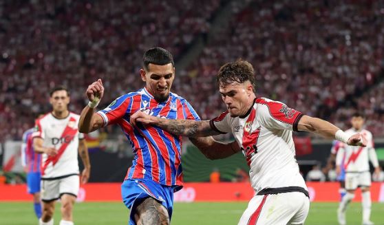 Daniel Munoz (7.2/10): Như thường lệ, anh là hướng lên bóng lợi hại bên hành lang cánh phải của Palace.

Adam Wharton (7.6/10): Thể hiện nhãn quan chuyền bóng tuyệt vời ngay từ đầu trận, và quả tạt của anh cho Mitchell ở cuối hiệp một xứng đáng được chuyển hóa thành bàn thắng. Không có gì ngạc nhiên khi cầu thủ xuất sắc nhất trận đấu in dấu giày vào bàn mở tỷ số, với cú sút của Wharton khiến thủ môn đối phương cản phá đến đúng vị trí của Mateta.

Daichi Kamada (7/10): Dù không nổi bật như Wharton nhưng Kamada chơi bóng rất tự tin và đã hoàn thành một khối lượng công việc khổng lồ ở tuyến giữa.

Tyrick Mitchell (7.2/10): Thi đấu cực kỳ nỗ lực và thực hiện một vài đường chuyền tốt, nhưng lại bỏ lỡ cơ hội ngon ăn ở cuối hiệp một với pha đánh đầu cận thành đi không chính xác.

Ismaila Sarr (7.4/10): Luôn tỏ ra nguy hiểm với tốc độ và sự lắt léo, nhưng đôi khi các quyết định xử lý cuối cùng của anh lại chưa thực sự chuẩn xác.

Jean-Philippe Mateta (7.7/10): Khai thông thế bế tắc bằng pha dứt điểm theo bản năng không quá đẹp mắt nhưng đầy hiệu quả, và lẽ ra đã có thể nâng tỷ số lên 2-0 ngay sau đó nếu không có pha cứu thua xuất sắc của Batalla.

Yeremy Pino (6.8/10): Tưởng chừng đã có cơ hội đối mặt khung thành sau khi đón đường chuyền xé toang hàng thủ của Wharton trước khi bị Pathe Ciss phạm lỗi, và rất không may mắn khi cú sút phạt hiểm hóc của anh lại đi trúng cả hai cột dọc rồi nảy ra ngoài.

Chấm điểm cầu thủ 2 đội. Ảnh: BongDa.com.vn.