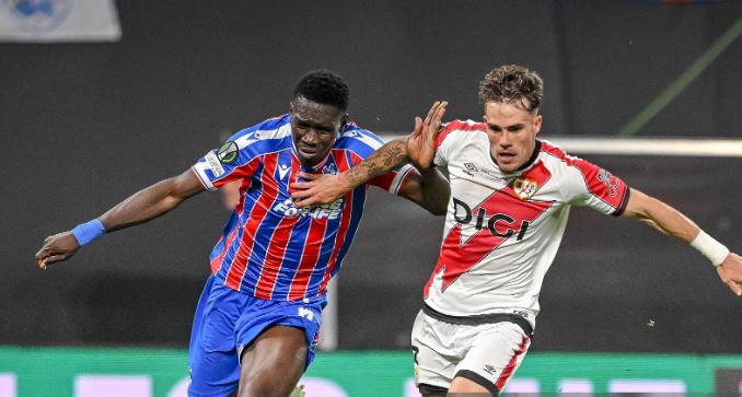 Ismaila Sarr (7.4/10): Luôn tỏ ra nguy hiểm với tốc độ và sự lắt léo, nhưng đôi khi các quyết định xử lý cuối cùng của anh lại chưa thực sự chuẩn xác.

Jean-Philippe Mateta (7.7/10): Khai thông thế bế tắc bằng pha dứt điểm theo bản năng không quá đẹp mắt nhưng đầy hiệu quả, và lẽ ra đã có thể nâng tỷ số lên 2-0 ngay sau đó nếu không có pha cứu thua xuất sắc của Batalla.

Yeremy Pino (6.8/10): Tưởng chừng đã có cơ hội đối mặt khung thành sau khi đón đường chuyền xé toang hàng thủ của Wharton trước khi bị Pathe Ciss phạm lỗi, và rất không may mắn khi cú sút phạt hiểm hóc của anh lại đi trúng cả hai cột dọc rồi nảy ra ngoài.

Chấm điểm cầu thủ 2 đội. Ảnh: BongDa.com.vn.
