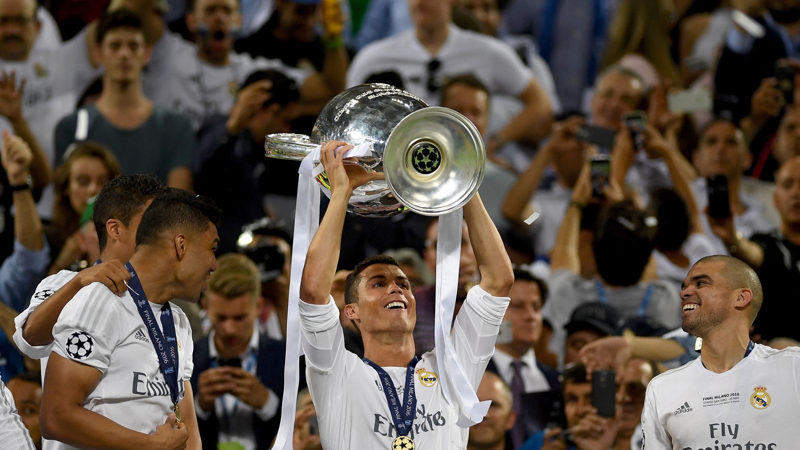 Zidane mở ra kỷ nguyên thống trị châu Âu.