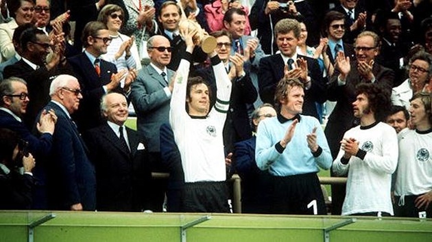 Gerd Muller giơ cao World Cup 1974.