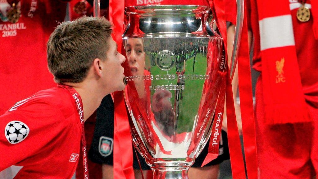 Steven Gerrard hôn chiếc Cúp bạc Champions League sau khi lên ngôi ở mùa giải 2004/05.