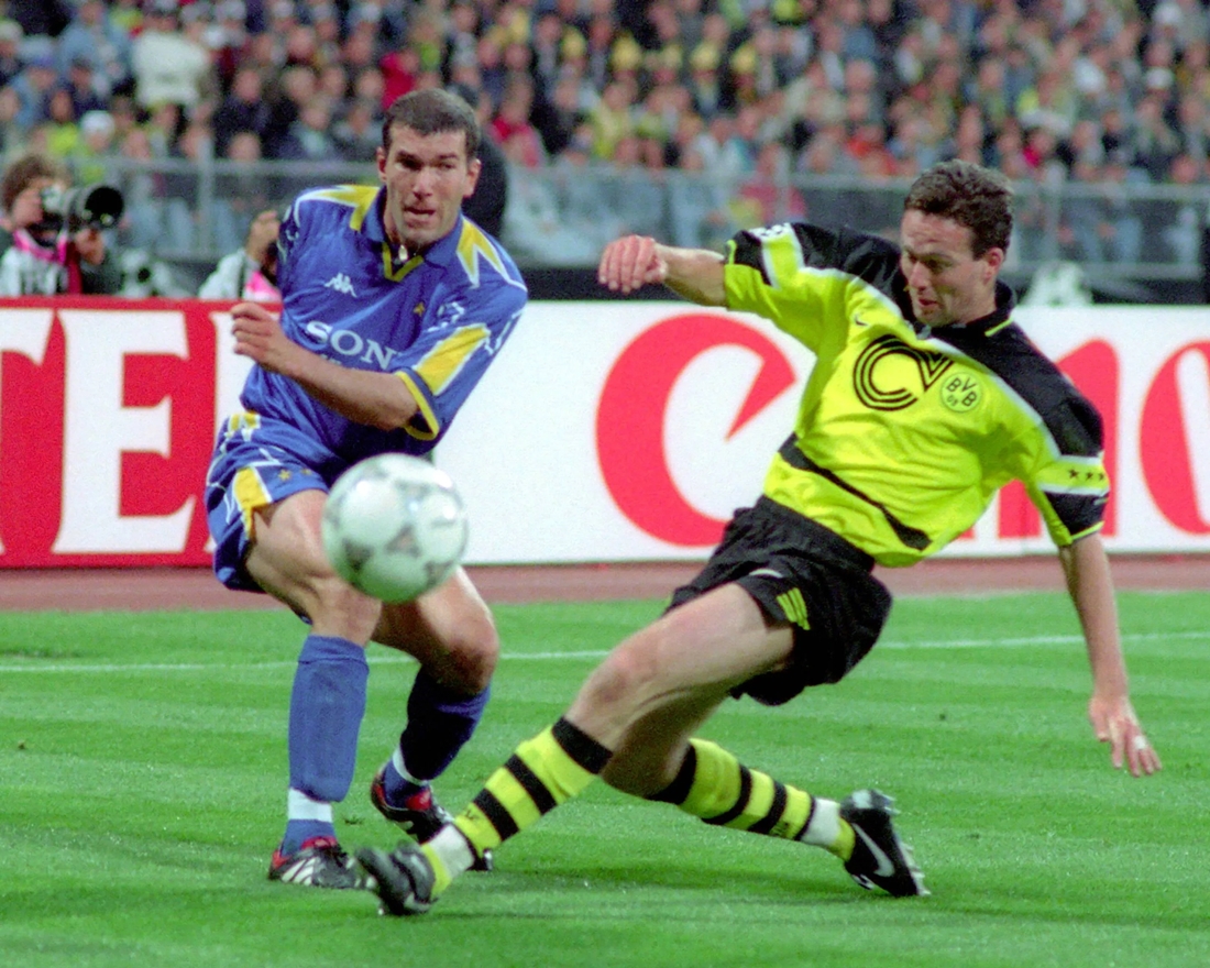 Paul Lambert không cho Zidane có nhiều cơ hội tỏa sáng ở trận chung kết Champions League năm 1997.