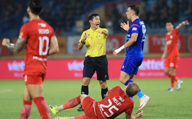 Ảnh bài viết Khi V-League học cách đối diện với sai lầm của trọng tài