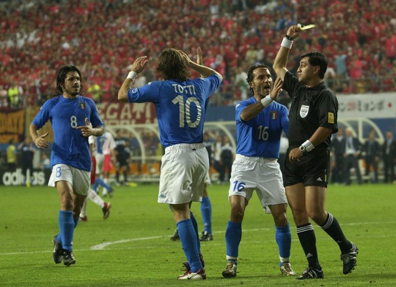 Trận cầu gây nhiều tranh cãi giữa Ý và chủ nhà Hàn Quốc ở World Cup 2002.