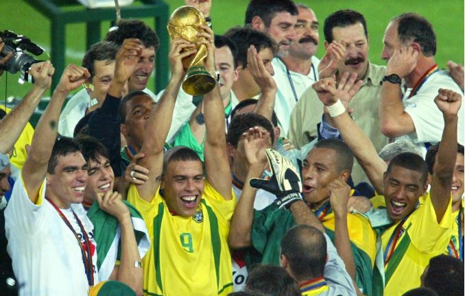 Ronaldo cùng tuyển Brazil nâng cao cup vàng trên sân Yokohama, Nhật Bản ngày 30/6/2002.