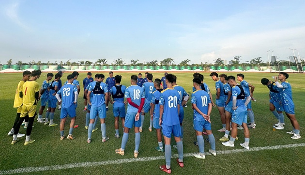 U19 Việt Nam tập luyện dưới thời tiết nắng nóng ở Indonesia. Ảnh: VFF
