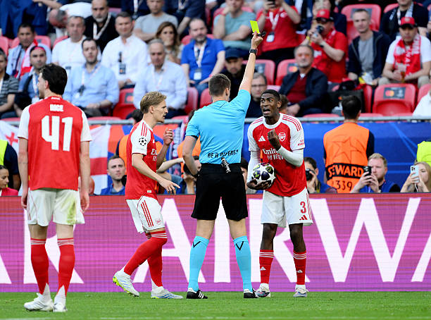 Ảnh bài viết Vì sao Mosquera của Arsenal tránh được thẻ đỏ trước PSG?